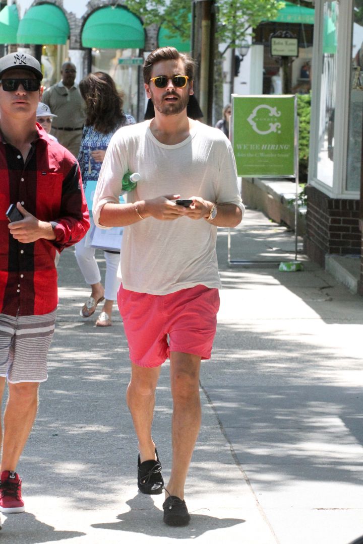 Scott is bickin back being bool in the Hamptons.