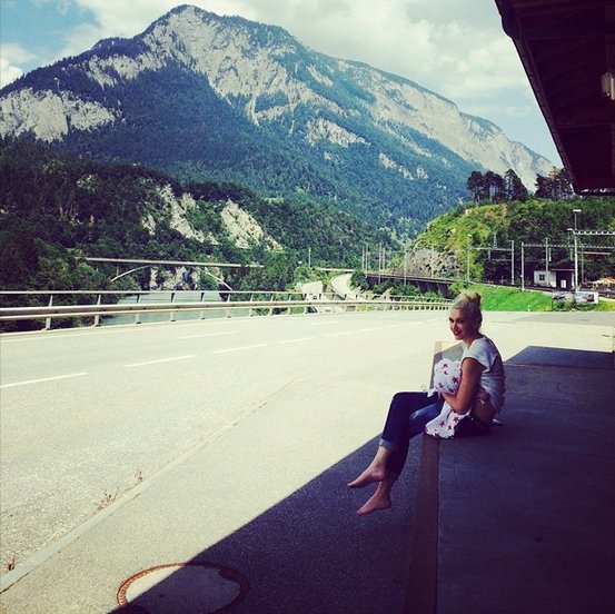 Gwen Stefani likes to breastfeed while enjoying nature.