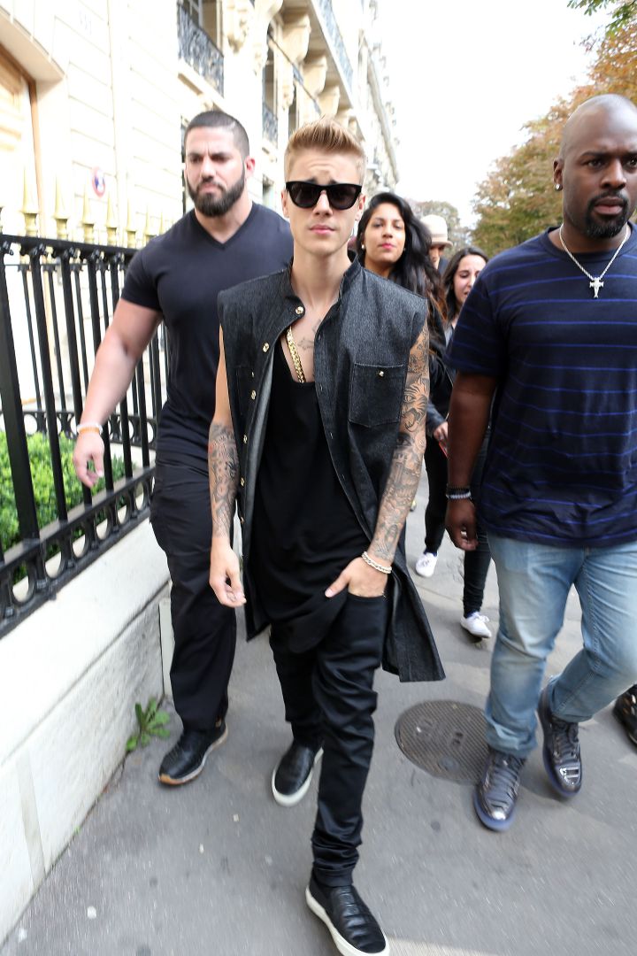 Dressed to the nines, Justin Bieber had lunch at L’Avenue restaurant after he did some shopping on Montaigne Avenue.