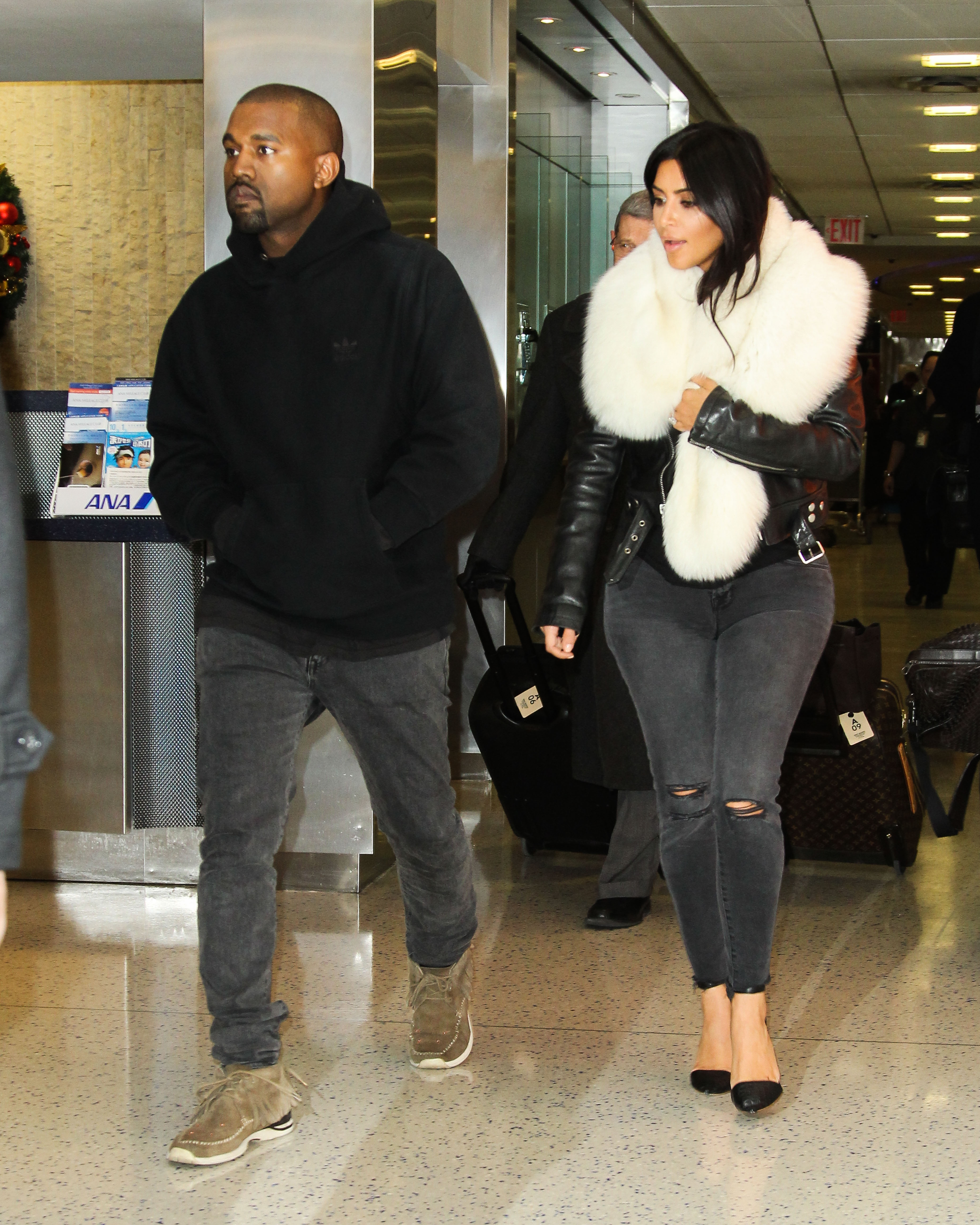 kim kardashian kanye west jfk airport