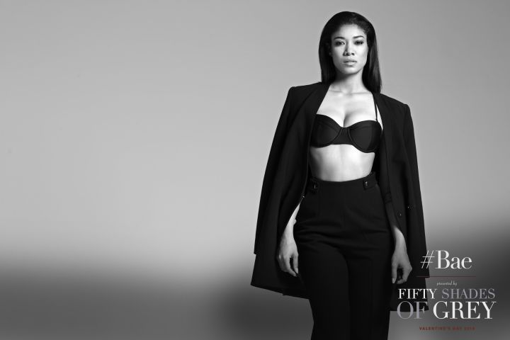 She also showed off that toned midriff.