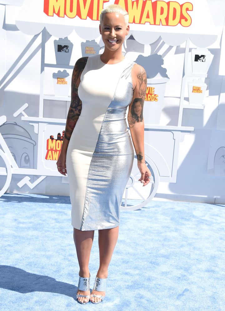 Amber Rose didnāt hide her tattoos for this red carpet.