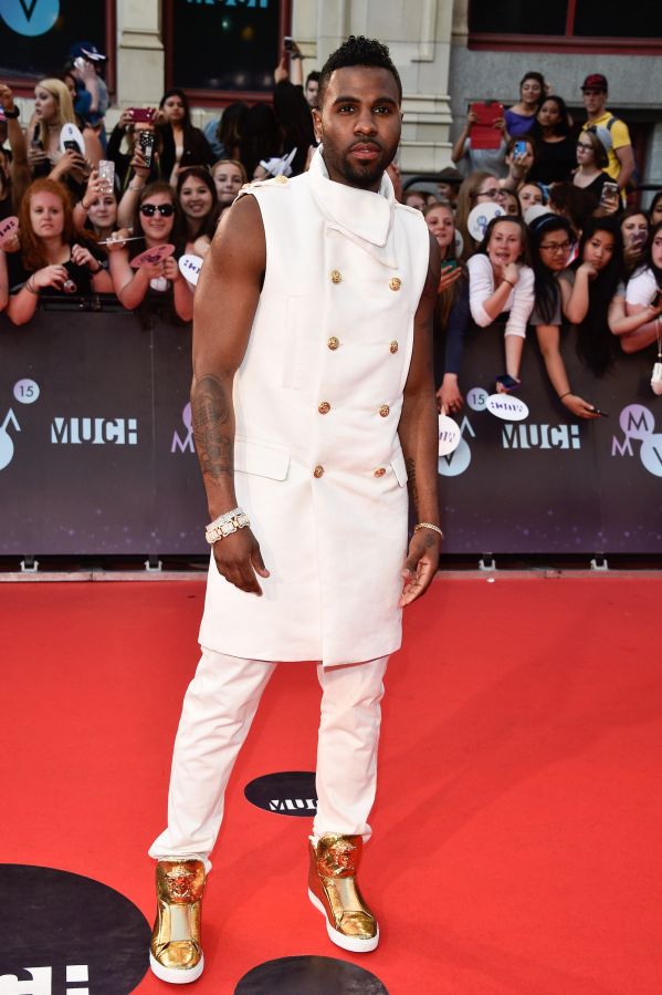 much music awards red carpet arrivals