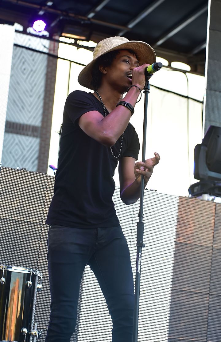 Raury Performs “Indigo Child.”