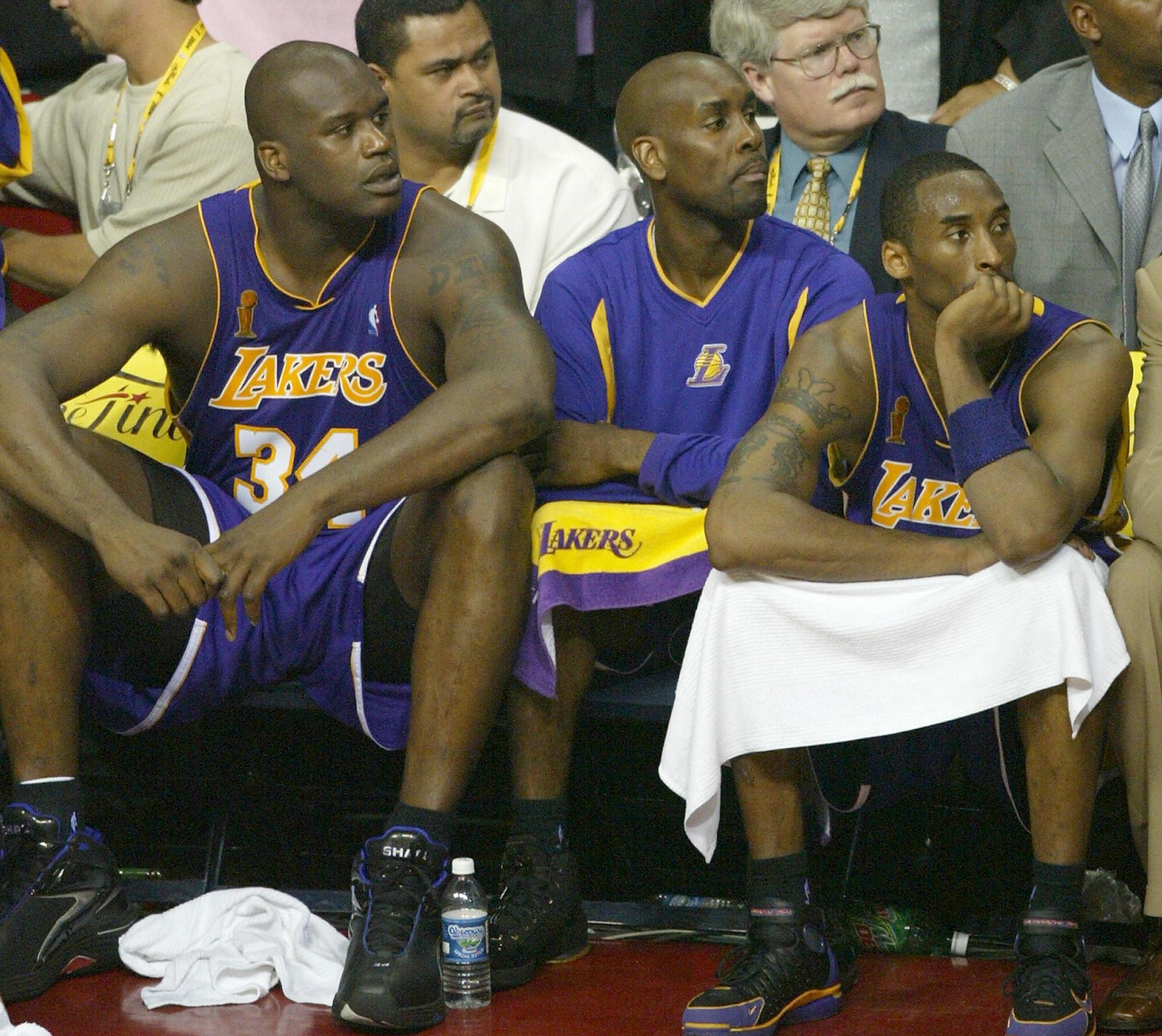 Shaquille O'Neal (L), Gary Payton (C), a