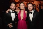 Jason Sudeikis and his wife Olivia Wilde kick it with Aaron Paul. What you drinking, Jason?