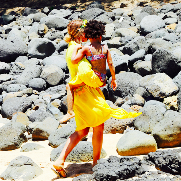 Bey and Blue take a stroll looking as sweet as lemonade