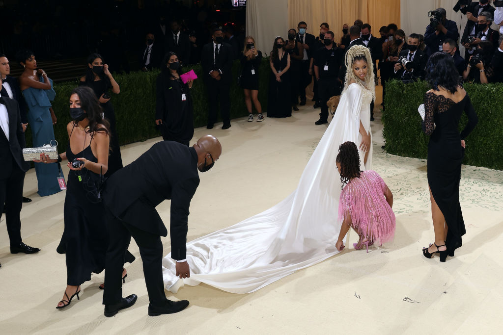 Halle Bailey adjusts sister Chloe Bailey's dress at The 2021 Met Gala